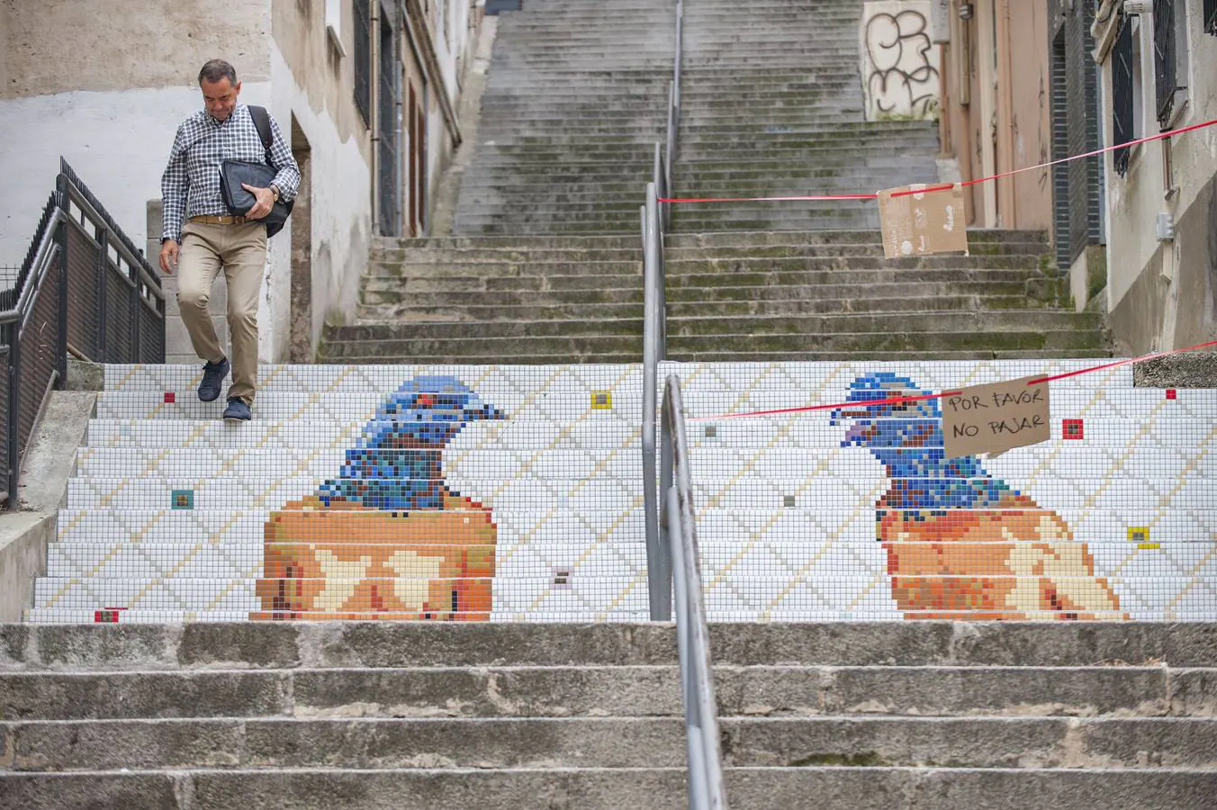 Nacho Bengoechea (7Pies) ha titulado su obra en la calle San Altón 'Mujeres paloma'.