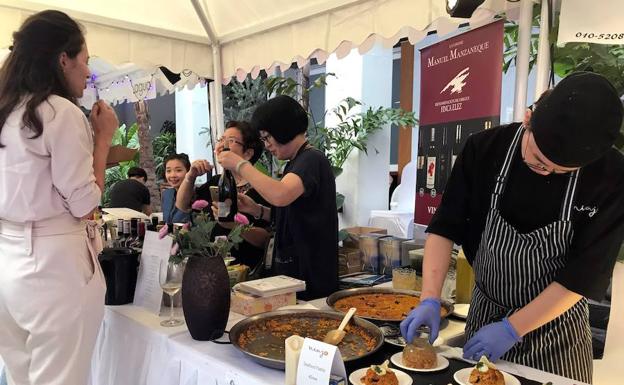 Degustación de paella durante el acto de promoción de productos gourmet españoles en Pekín.