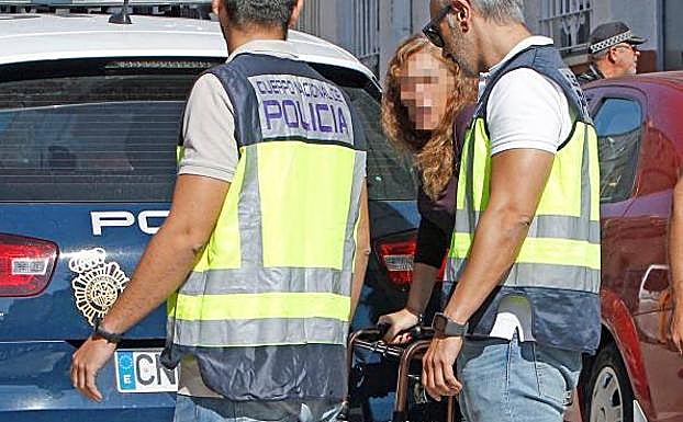 La mujer a su llegada al registro con un andador 