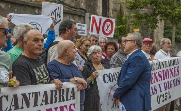 El portavoz del PRC, Pedro Hernando, se acerca a los manifestantes para conocer sus demandas. 