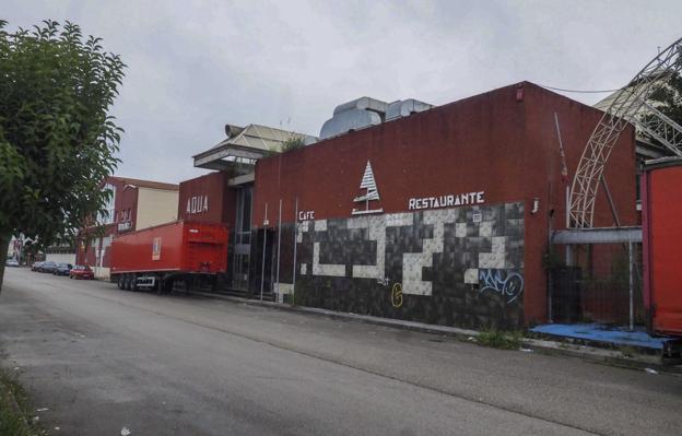 Fachada frontal del edificio de la discoteca Aqua, situado delante de la pirámide utilizada en los años 90 como sala de fiestas. 