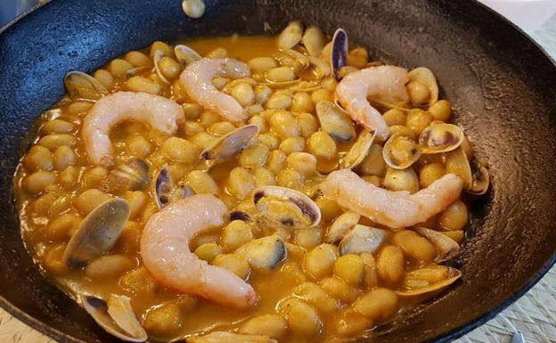 Pochas con tellinas (coquinas) y gambas. 