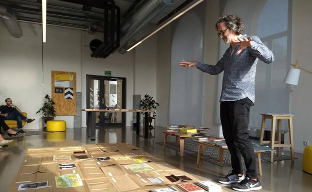 El artista, durante un momento de su performance que podrá seguirse hoy en Santander