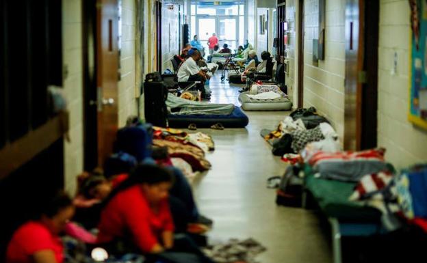 Cientos de personas se ponen a salvo en un refugio en Carolina del Norte.