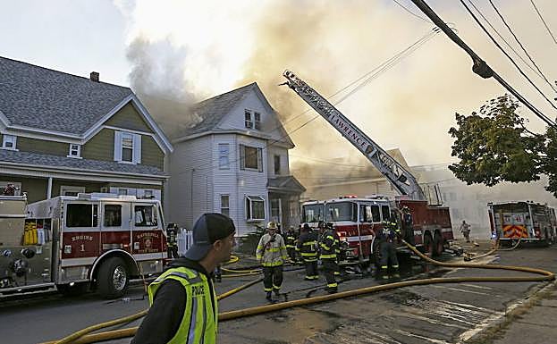 Bomberos combaten un incendio en Lawrence, Massachusetts. 
