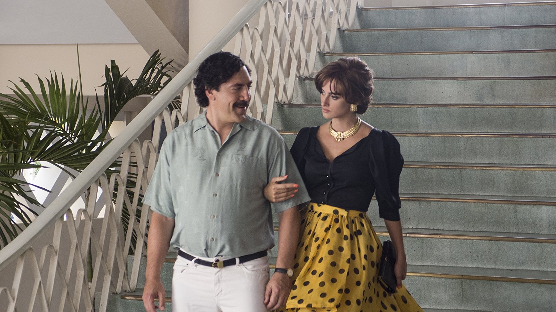 Imagen principal - Penjélope Cruz y Javier Bardem en 'Loving Pablo' (2017), la actriz junto a Agustín Díaz-Yanes en 'SIn noticias de Dios' (2001), y Javier Bardem en 'Carne Trémula' (1997).