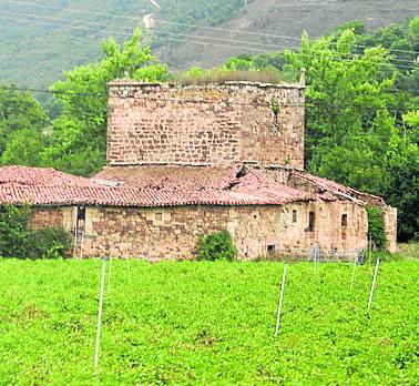 Torre de Caldaso. BIC. «Abandonado, desprendimiento de cubiertas y colonizado por la naturaleza». 