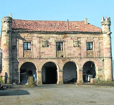 Palacio de Ceballos. Es utilizado como vivienda con cuadra para el ganado y aparcamiento de camiones. 