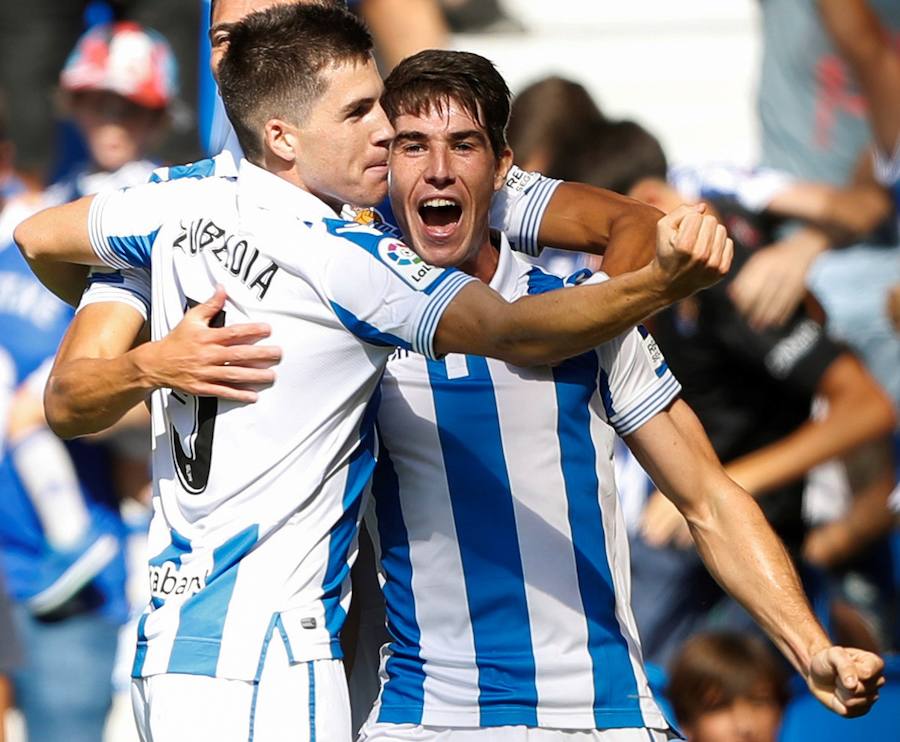 El conjunto azulgrana se llevó los tres puntos en Anoeta, tras un partido en el que la Real Sociedad comenzó adelantándose pero en el que el Barcelona se impuso gracias a los goles de Luis Suárez y Dembélé