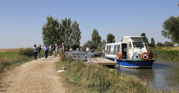 Hasta cuatro barcos de recreo surcan las aguas del Canal. El de Frómista recoge peregrinos del Camino de Santiago a los que sella su credencial. :