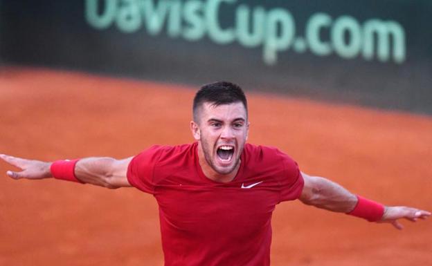 Borna Coric celebra su decisiva victoria en la Copa Davis. 