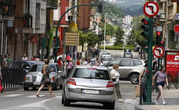 Cruce de Cuatro Caminos, una de las zonas más céntricas de Torrelavega, en la que aparcar se convierte en una misión casi imposible. 