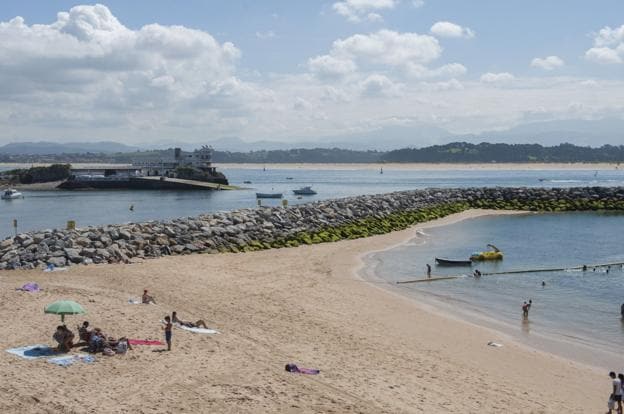 Junto a la escollera se ha creado una pequeña playa. La imagen histórica de La Magdalena ha quedado alterada. 