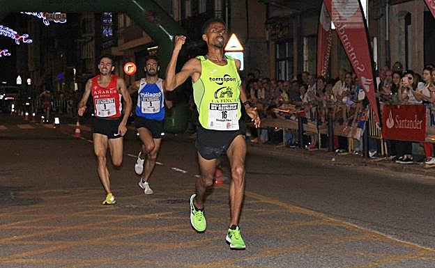 Fikire entra vencedor en la meta de Reinosa.