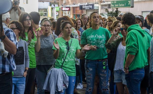 Huelga de profesores durante el primer día del curso escolar, en Santander.