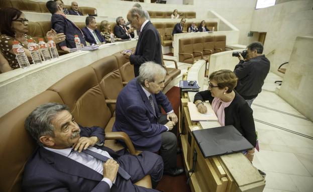 Revilla en primer término, y la consejera de Sanidad, hoy en el pleno 