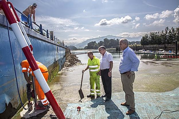 El concejal de Servicios Municipales observa el devenir de las obras.