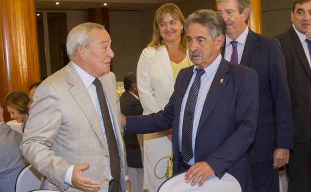 Revilla saludando a Carlos Solchaga en el Foro Económico de El Diario Montañés 