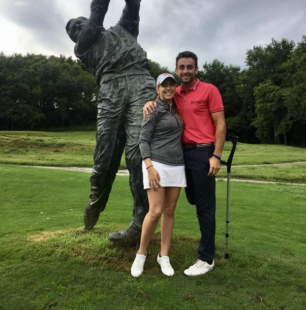 Celia Barquín y Juan Postigo posando junto el pasado mes de julio, en el Club de Golf Santa Marina, ante la estatua de Seve Ballesteros.