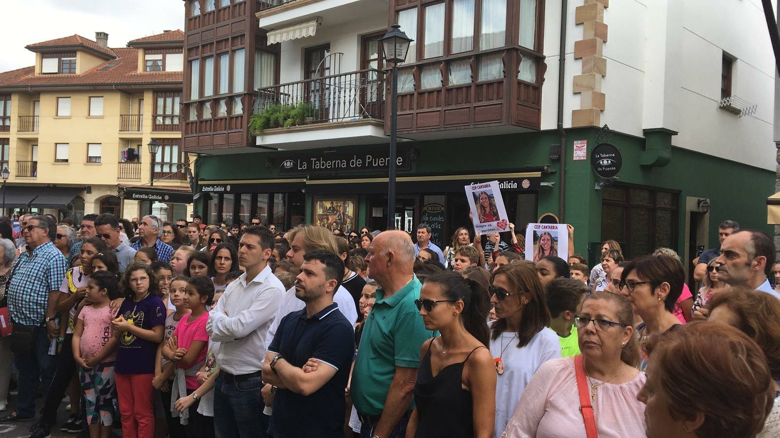 Fotos: El minuto de silencio convocado esta mañana frente al Ayuntamiento de Reocín