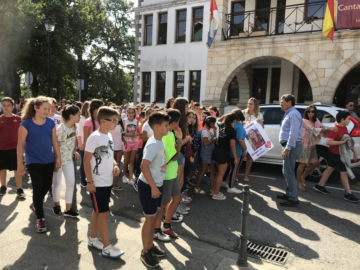 Fotos: El minuto de silencio convocado esta mañana frente al Ayuntamiento de Reocín