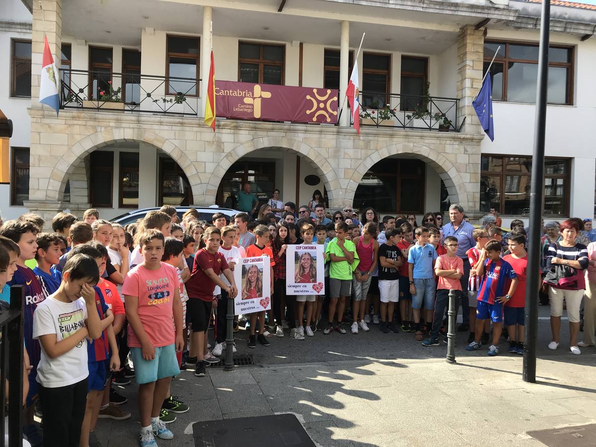 Fotos: El minuto de silencio convocado esta mañana frente al Ayuntamiento de Reocín