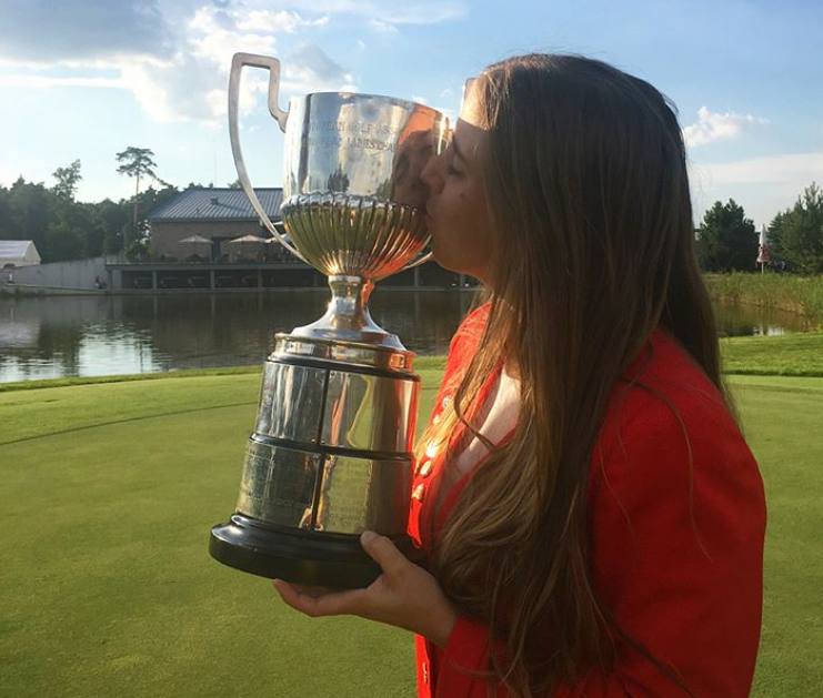 Imagen de archivo de Celia Barquín besando el trofeo de campeona de Europa que ganó en julio en Eslovaquia