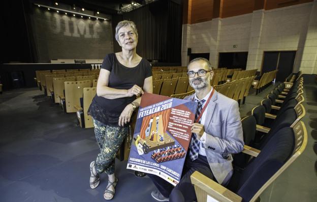 Elisa Sainz junto a Eduardo Vázquez de Castro, en la presentación del Festival de Teatro Amateur de Santander.