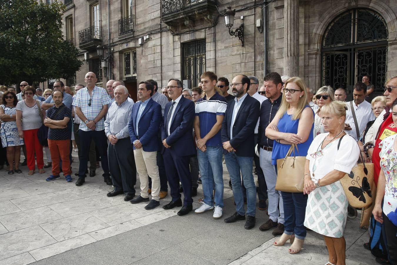 Autoridades y vecinos han arropado este mediodía al hermano de Celia Barquín, la joven golfista asesinada en Estados Unidos, en un emotivo minuto de silencio celebrado en Torrelavega