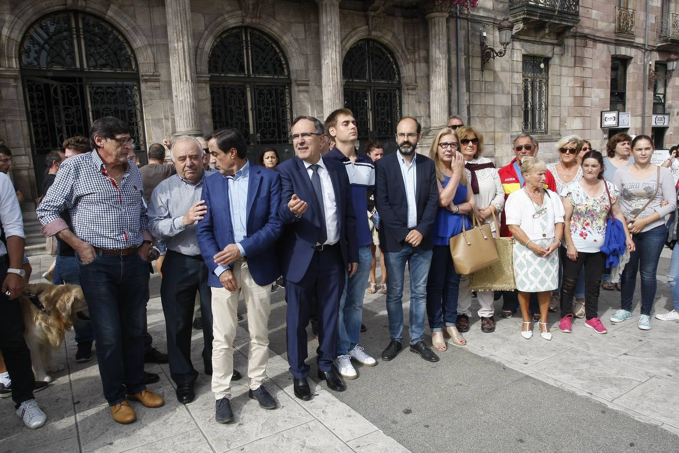 Autoridades y vecinos han arropado este mediodía al hermano de Celia Barquín, la joven golfista asesinada en Estados Unidos, en un emotivo minuto de silencio celebrado en Torrelavega