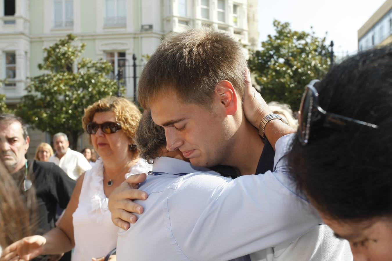 Autoridades y vecinos han arropado este mediodía al hermano de Celia Barquín, la joven golfista asesinada en Estados Unidos, en un emotivo minuto de silencio celebrado en Torrelavega