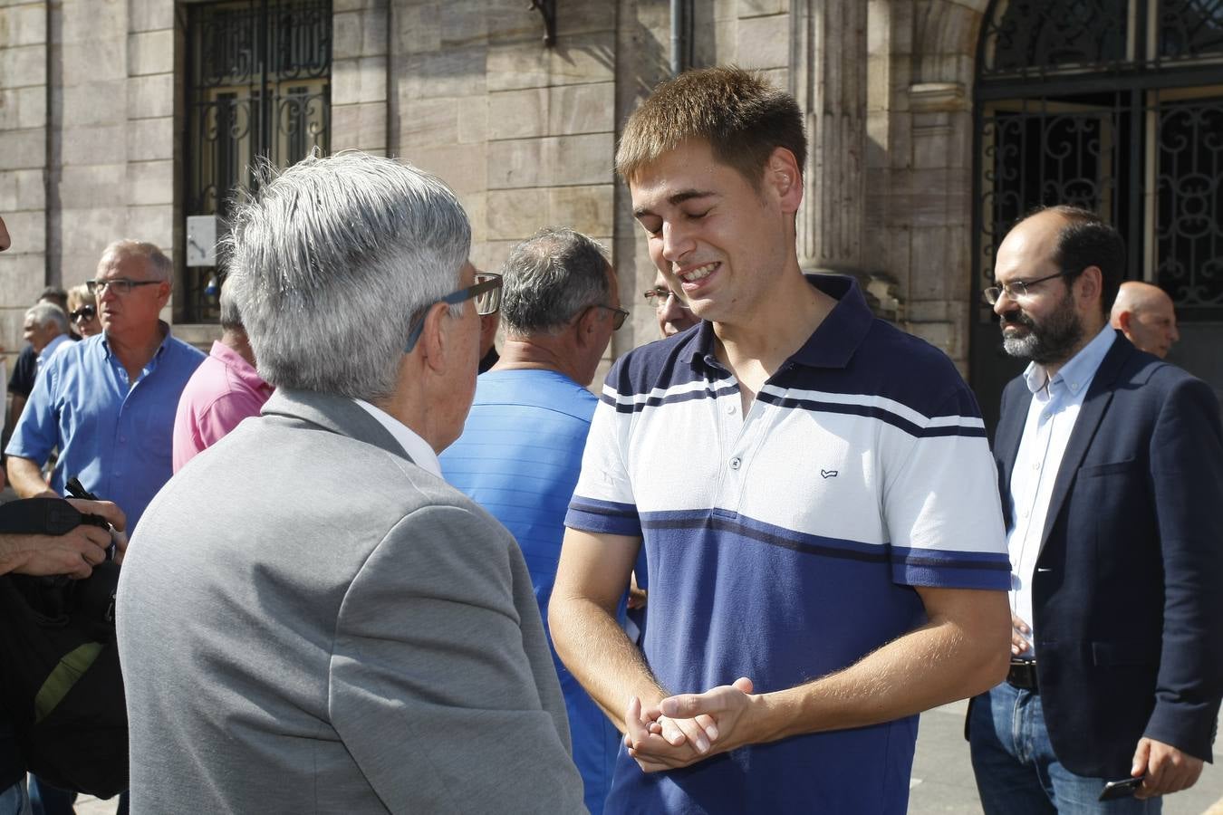 Autoridades y vecinos han arropado este mediodía al hermano de Celia Barquín, la joven golfista asesinada en Estados Unidos, en un emotivo minuto de silencio celebrado en Torrelavega