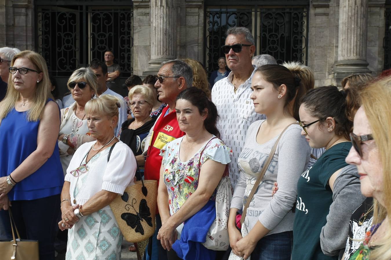 Autoridades y vecinos han arropado este mediodía al hermano de Celia Barquín, la joven golfista asesinada en Estados Unidos, en un emotivo minuto de silencio celebrado en Torrelavega