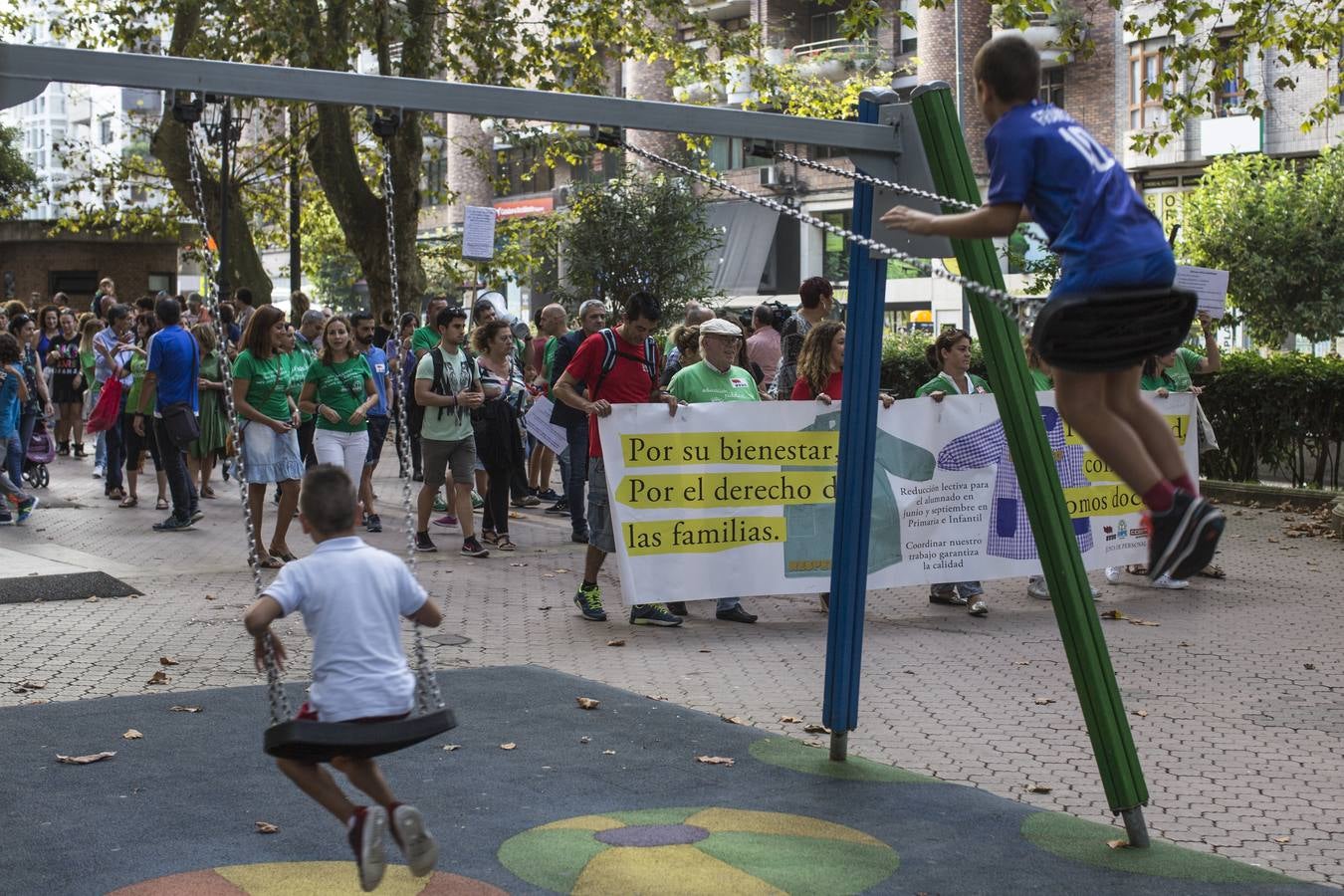 Fotos: Un millar de profesores protestan contra el cambio de horarios