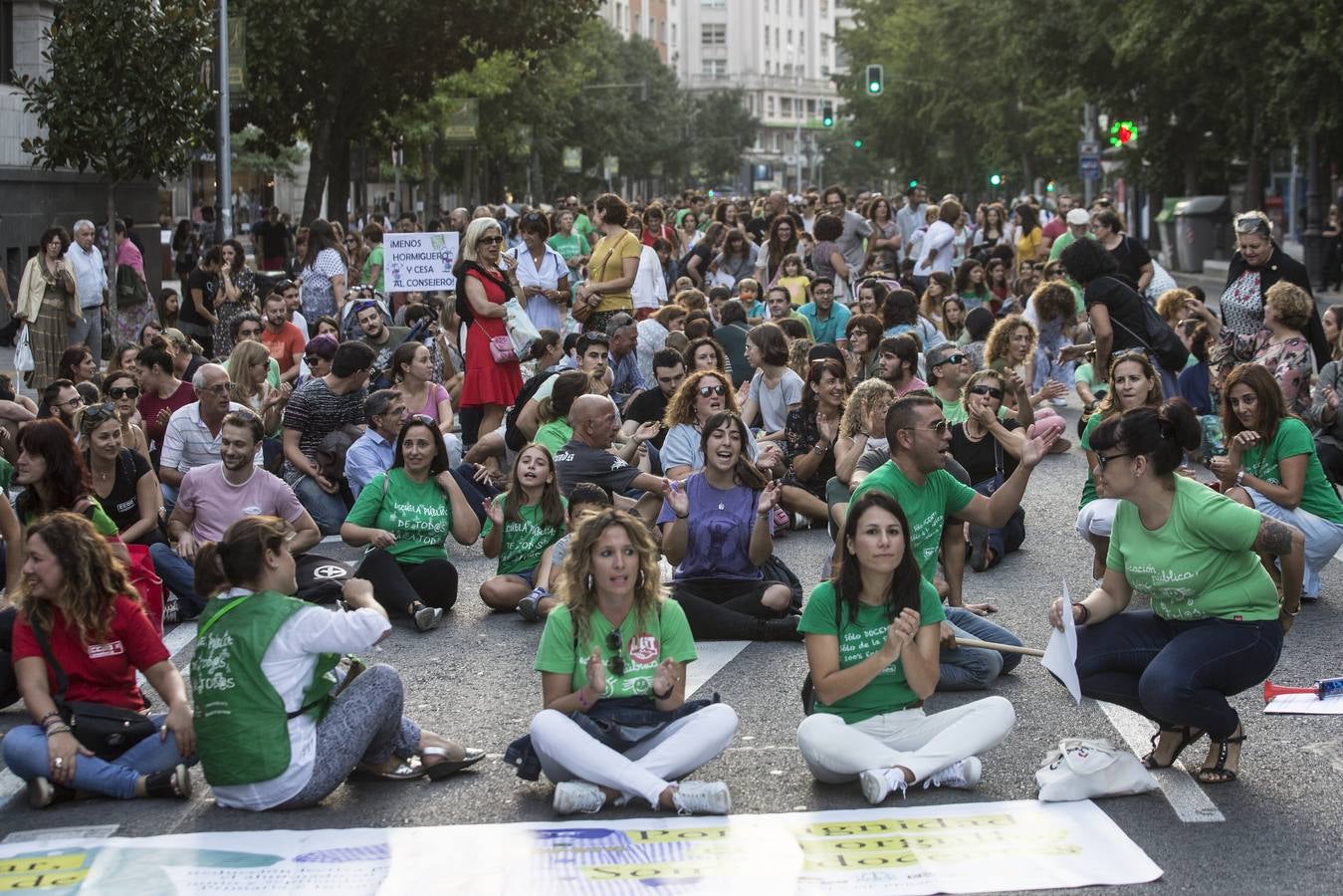 Fotos: Un millar de profesores protestan contra el cambio de horarios