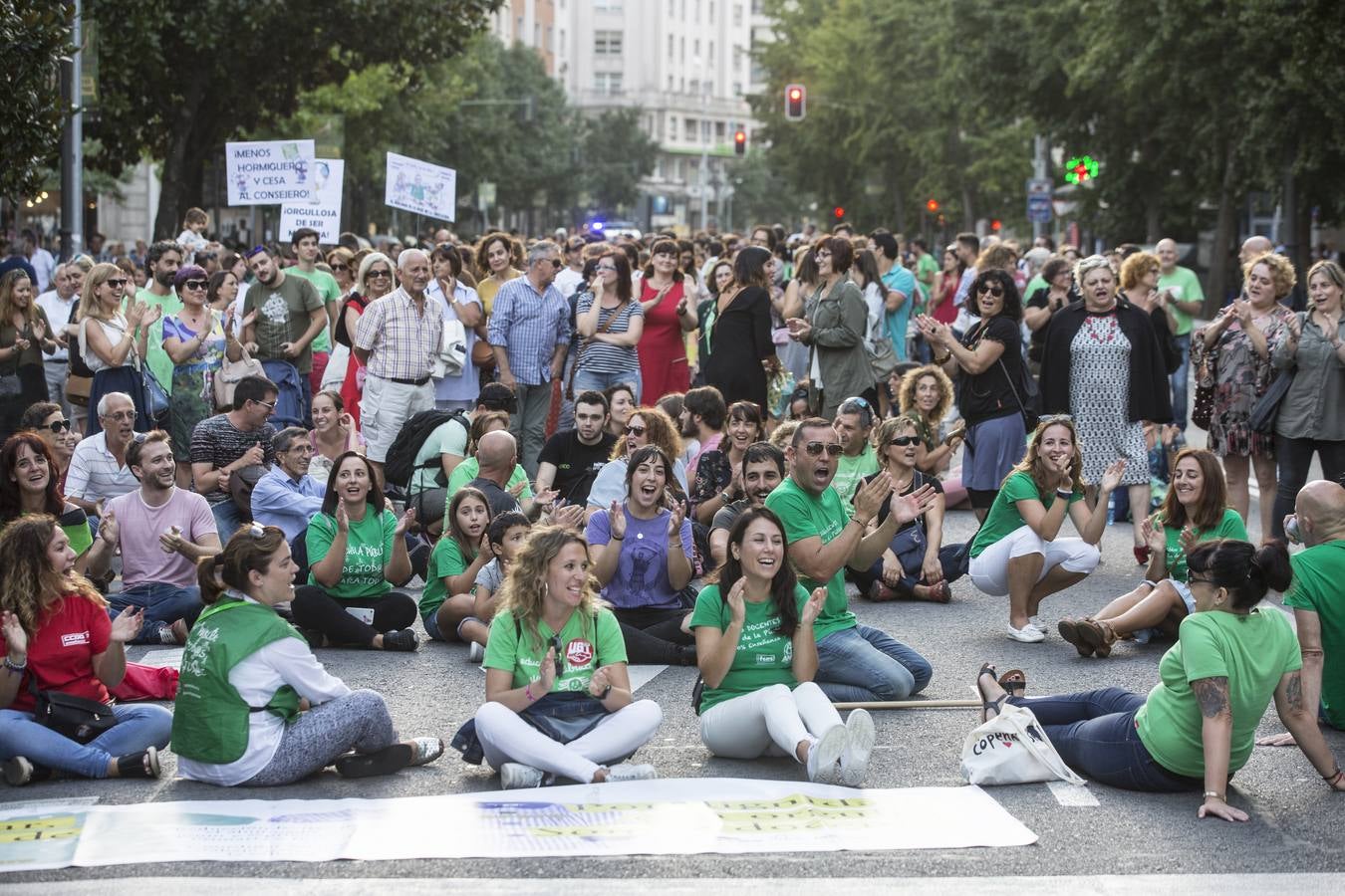 Fotos: Un millar de profesores protestan contra el cambio de horarios