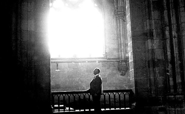Alfred Hitchcock en una visita a la Catedral de Bayona.