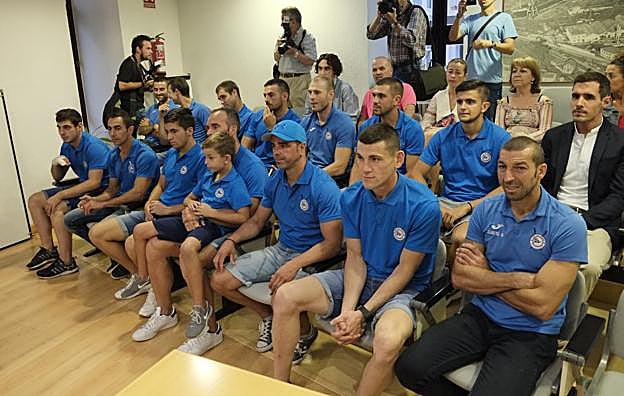 Los remeros de Astillero, durante la recepción en el Ayuntamiento. :: 