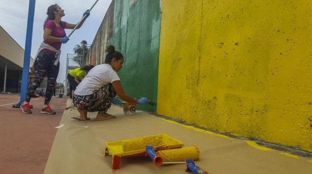 La Asociación de Familias ha comprado la pintura y padres y madres, ponen la mano de obra para dar color al muro del patio. 