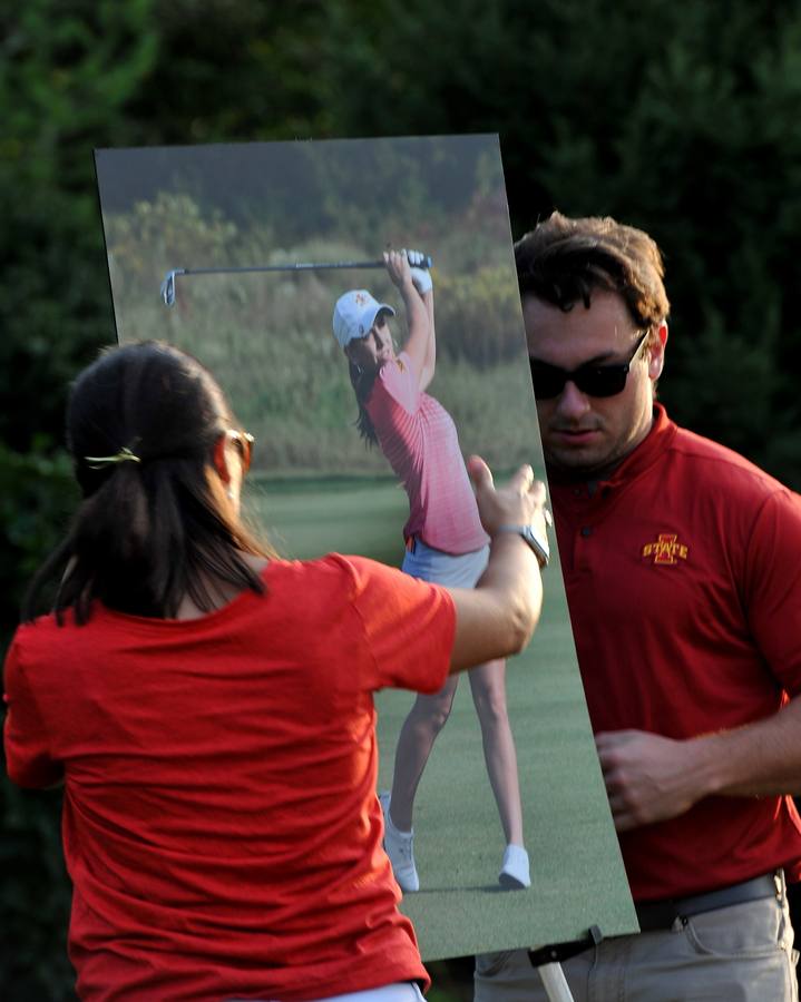 Amigos, compañeros de equipo, estudiantes y profesores han asistido esta madrugada a una vigilia en memoria de la excampeona de golf del estado de Iowa, la cántabra Celia Barquin Arozamena, en el campus de Ames