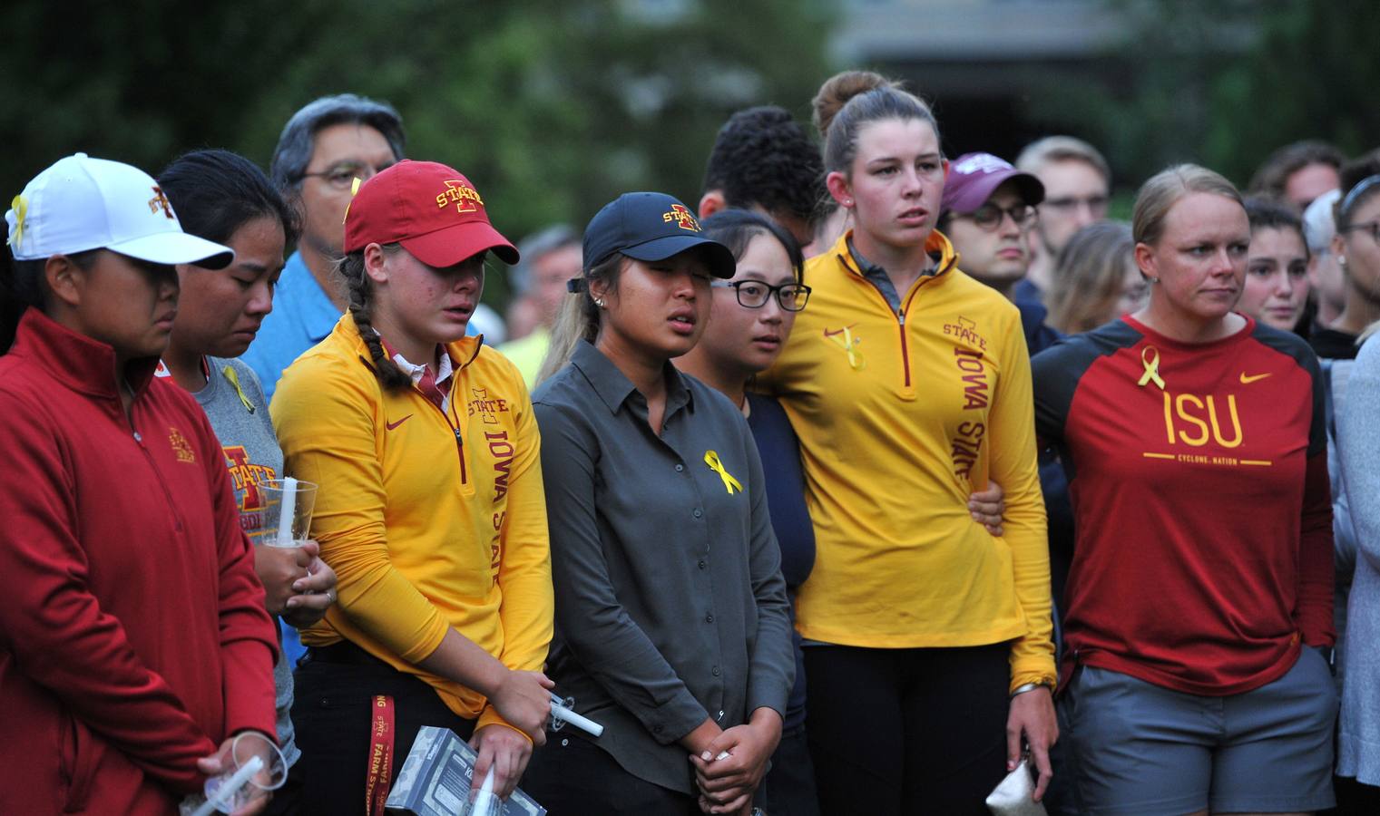 Amigos, compañeros de equipo, estudiantes y profesores han asistido esta madrugada a una vigilia en memoria de la excampeona de golf del estado de Iowa, la cántabra Celia Barquin Arozamena, en el campus de Ames