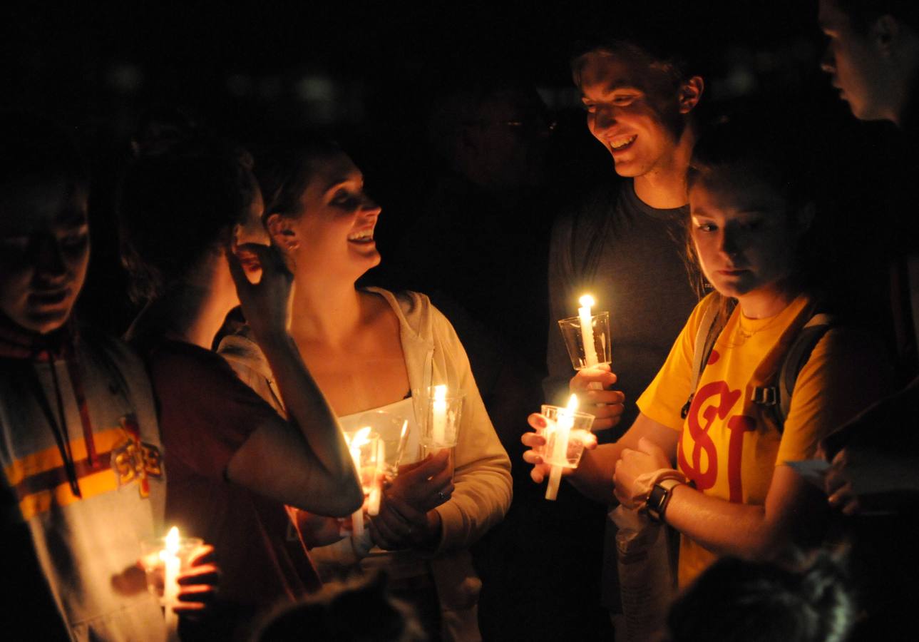 Amigos, compañeros de equipo, estudiantes y profesores han asistido esta madrugada a una vigilia en memoria de la excampeona de golf del estado de Iowa, la cántabra Celia Barquin Arozamena, en el campus de Ames