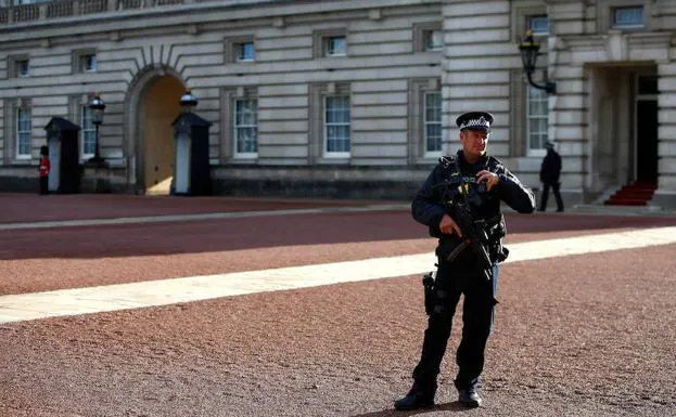 Varios agentes patrullan en Buckingham. 