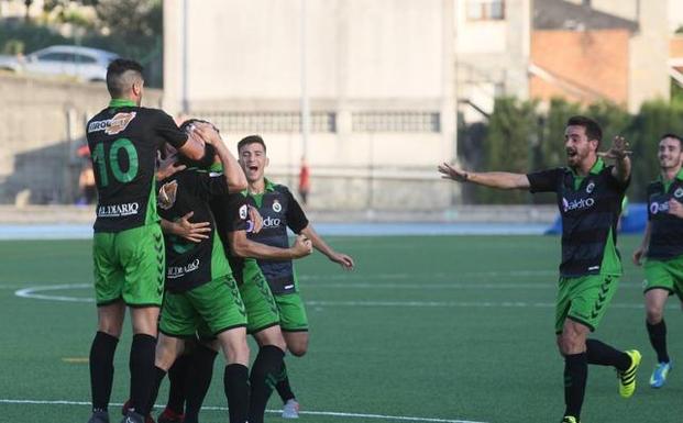 Iván Ania medita durante un entrenamiento de esta semana en las Instalaciones Nando Yosu. 