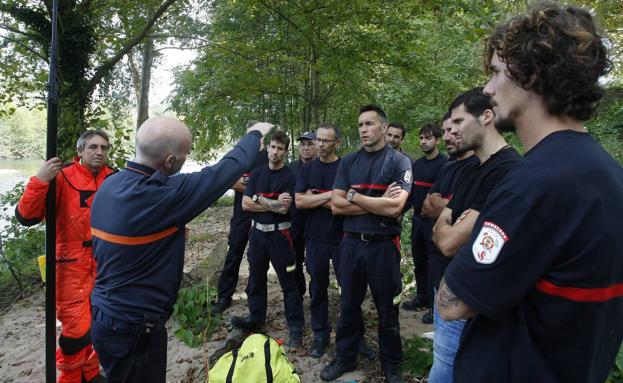 Clase práctica a los bomberos en la ribera del Saja-Besaya, donde se eliminaron nidos en las copas de los árboles.