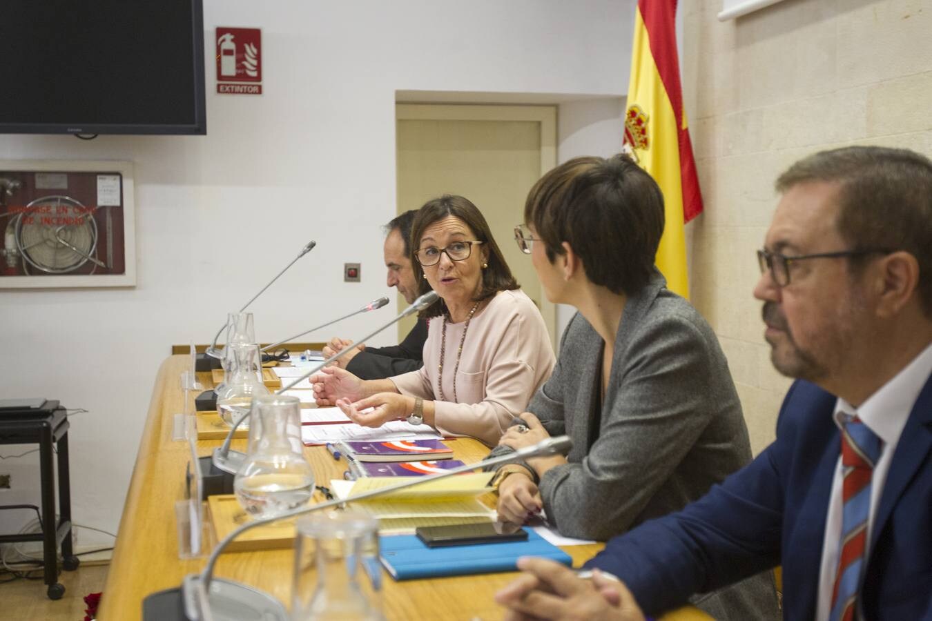 Veinte letrados, profesores universitarios y representantes políticos procedentes de diversos puntos de la geografía española debaten sobre la reforma de la Constitución con motivo de su 40 aniversario en el Parlamento de Cantabria