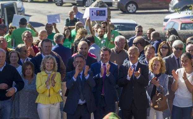 Los profesores, al fondo, protestan en el acto oficial del inicio del curso escolar celebrado en Paracuelles (Hermandad de Campoo de Suso).