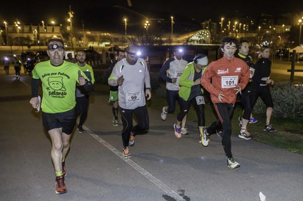 Varios atletas durante una carrera nocturna en Las Llamas. 