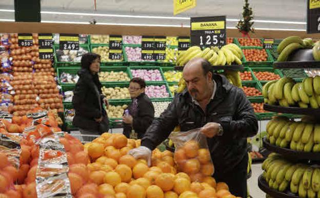 Los productos frescos son los que más encarecen la cesta de la compra.