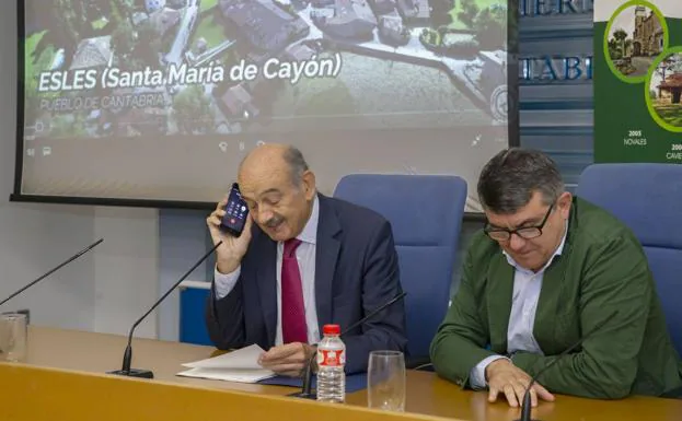 Rueda de prensa del consejero, anunciando el Pueblo de Cantabria 2018.
